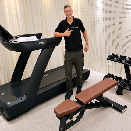 Roberto da Body Center ao lado dos equipamentos fitness — manutenção preventiva